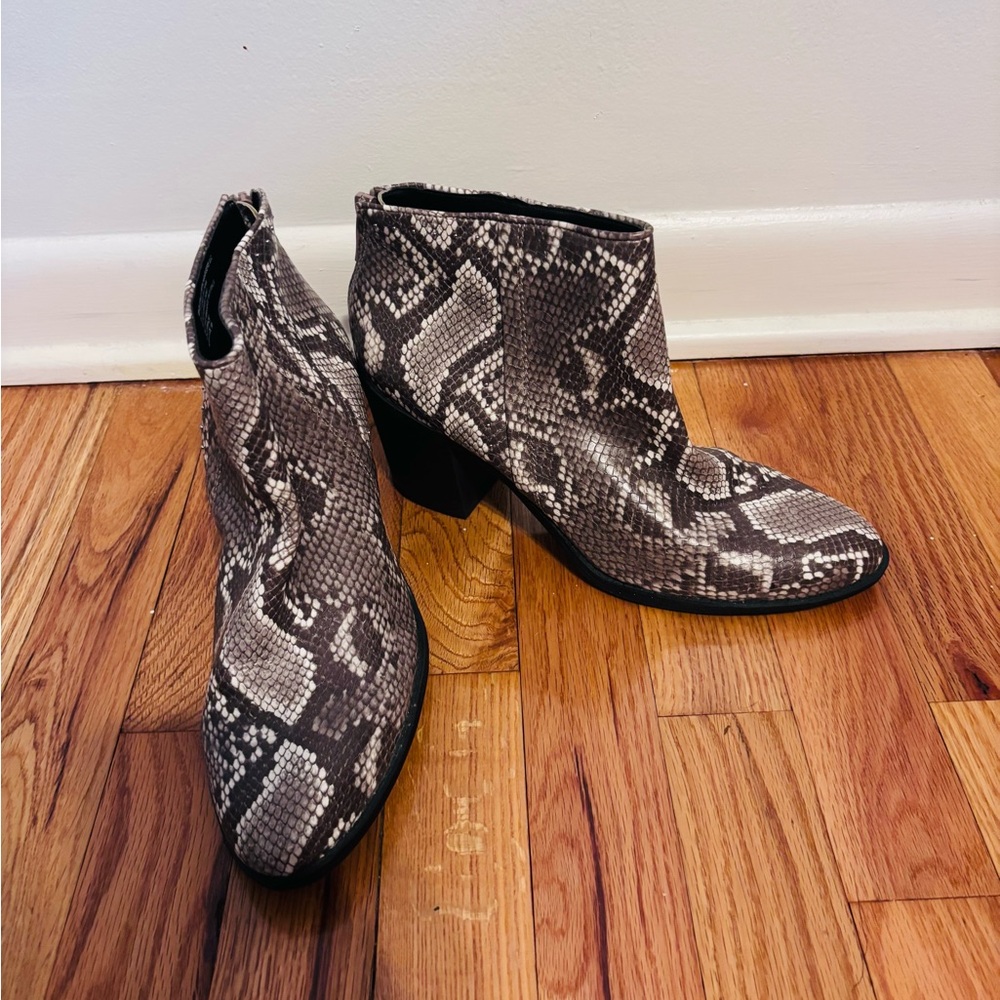 Massel snakeprint grey and black ankle heel bootie size 9, tried on in the
